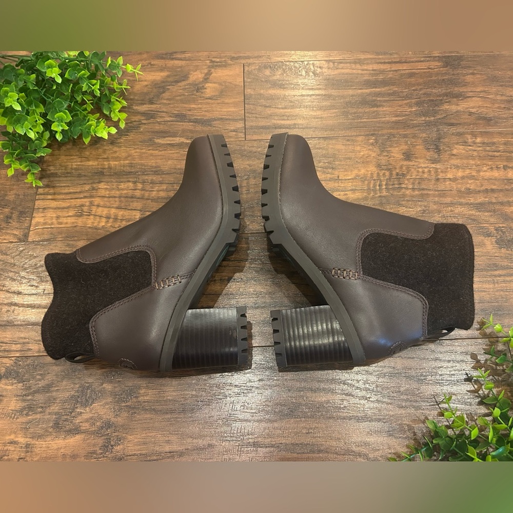 UGG Australia 🍃 Women’s Amathea Dark Brown Leather Chunky Heeled Boots Sz 8 - Picture 3 of 9